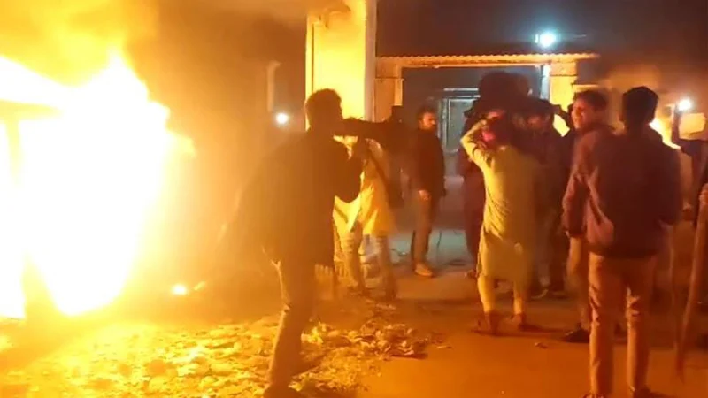 নাটোরে নেচে-গেয়ে ‘জান্নাতি প্যালেসে’ আগুন দিল ছাত্ররা